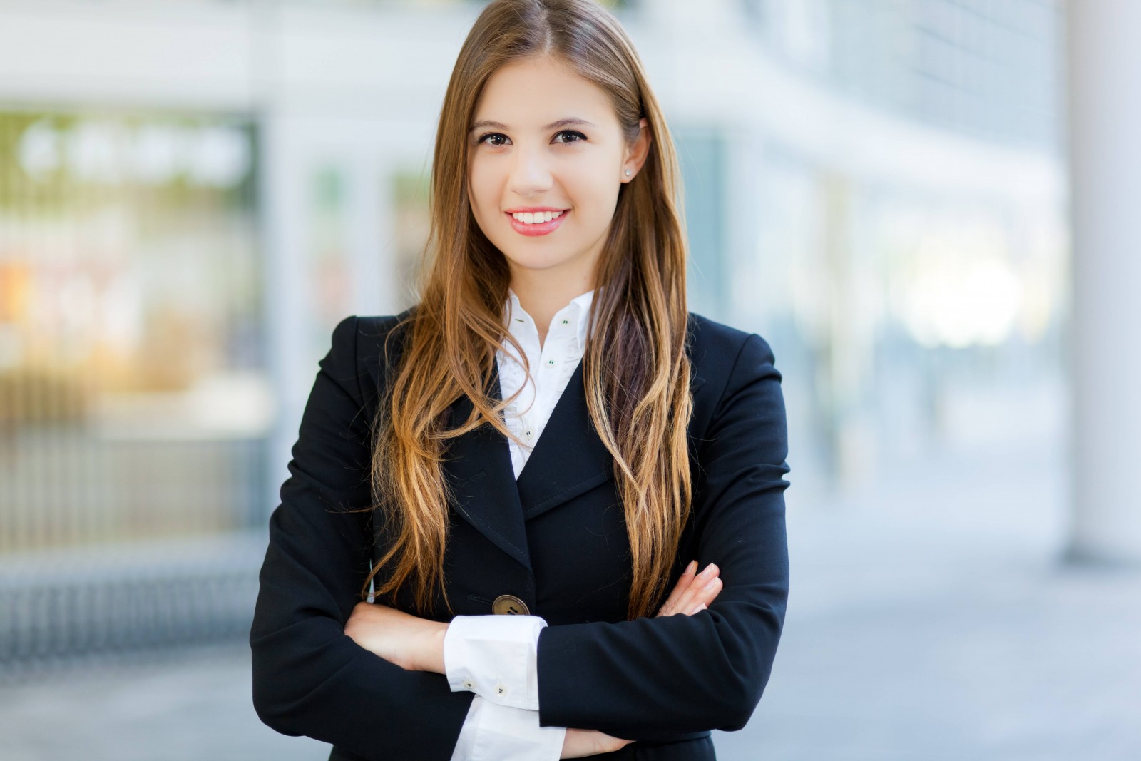 Young employee. Деловая девушка. Девушка в деловом костюме. Бизнес женщина. Красивая улыбающаяся деловая девушка.